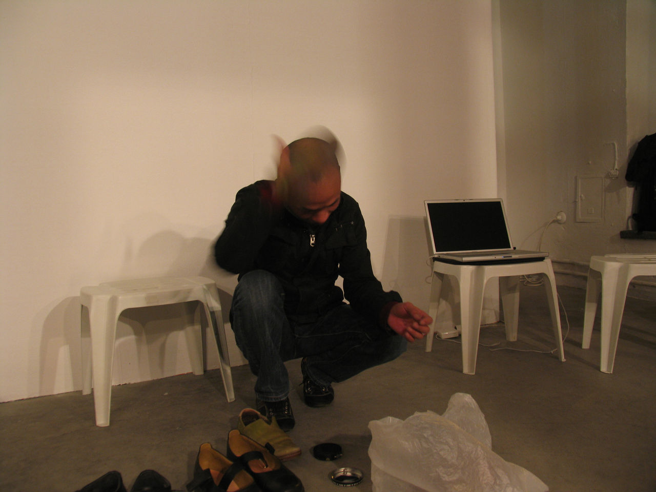 Photographic documentation of RYLLEGA Berlin (Performance by Truong Tan, 16 September 2008)
